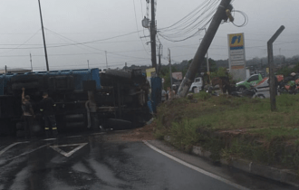 Urgente: durante tempestade carreta tomba no Distrito Industrial