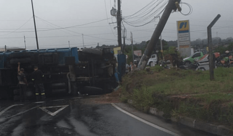 Urgente: durante tempestade carreta tomba no Distrito Industrial