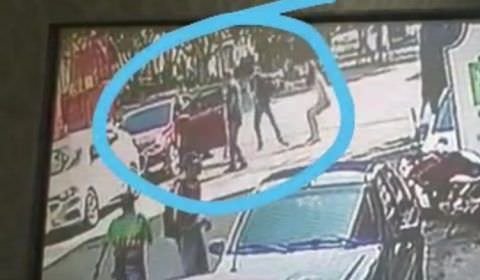 Urgente:Câmera flagra dupla tentando assaltar família em carro no Centro de Manaus
