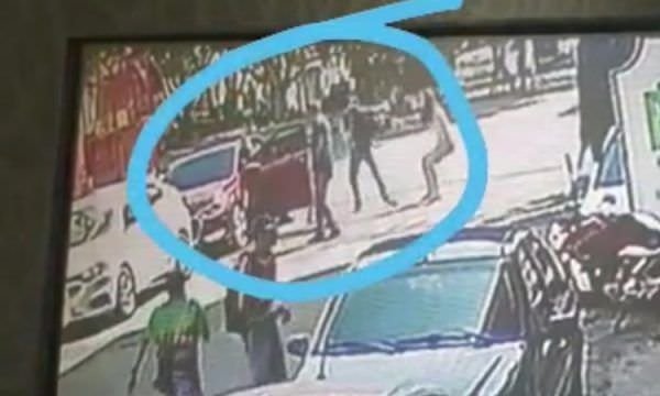 Urgente:Câmera flagra dupla tentando assaltar família em carro no Centro de Manaus