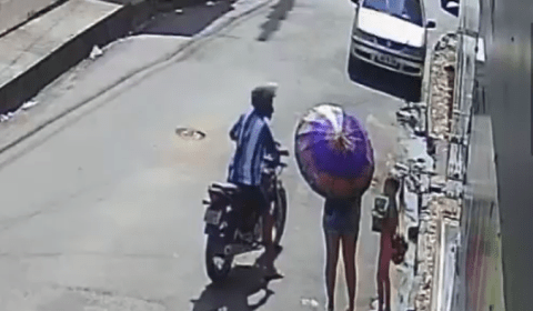 Veja o momento que homem assalta mulher que andava com uma criança em Manaus