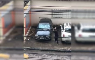 Vídeo: a gritos de “Zé Piquinha”, mulher destrói carro do companheiro