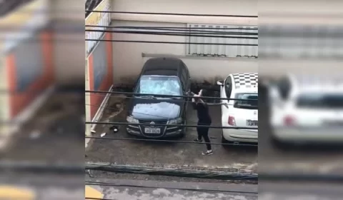 Vídeo: a gritos de “Zé Piquinha”, mulher destrói carro do companheiro