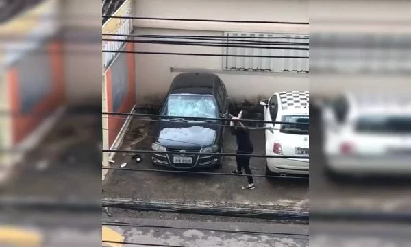 Vídeo: a gritos de “Zé Piquinha”, mulher destrói carro do companheiro