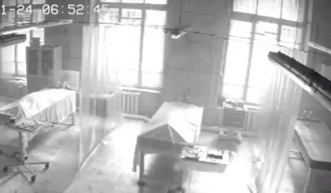 Vídeo chocante mostra homem que foi dado como morto acordando no necrotério; veja