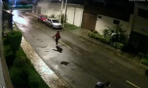 Vídeo: dupla é presa após furtar objetos de veículo na Asa Norte