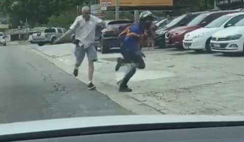 Vídeo: Idoso reage a tentativa de assalto
