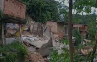 Vídeo impressionante mostra casa de 2 andares desabando em Manaus