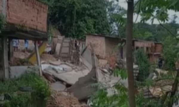 Vídeo impressionante mostra casa de 2 andares desabando em Manaus