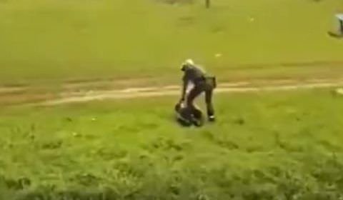 VÍDEO: PMs agridem jovem caído durante abordagem
