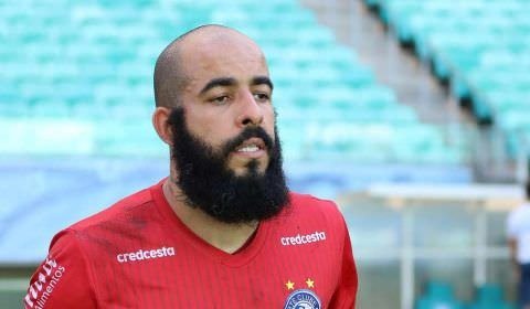 A caminho da Fonte Nova, ônibus do Bahia é atacado por bomba; Danilo Fernandes é socorrido de ambulância