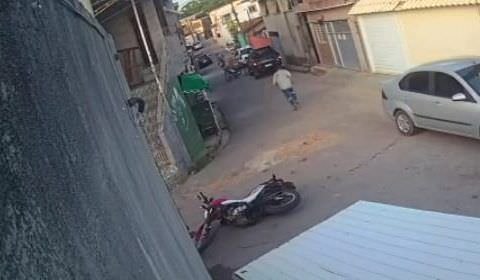 Assaltante ‘vê estrelas’ ao levar capacetada no meio da cara; veja vídeo