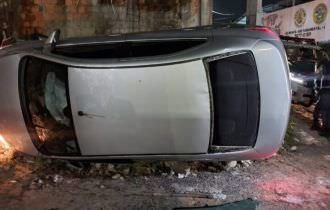 Bandidos capotam carro e deixam povo no prejuízo após perseguição policial; veja vídeo