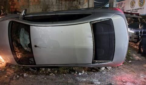 Bandidos capotam carro e deixam povo no prejuízo após perseguição policial; veja vídeo
