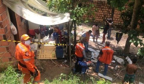 Barranco desaba e derruba parede de casa em Manaus; 12 famílias foram afetadas