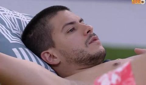 BBB22: Arthur Aguiar critica Linn e Larissa após pegar papo incompleto
