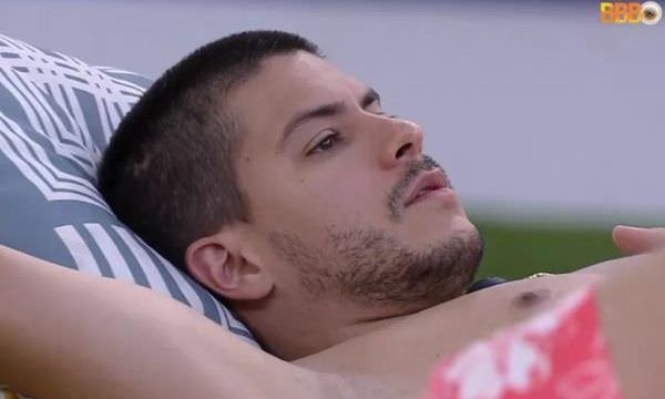 BBB22: Arthur Aguiar critica Linn e Larissa após pegar papo incompleto