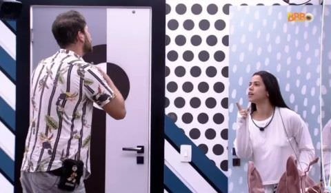 BBB22: Gustavo confronta Larissa ao ouvir conversa e os dois batem boca