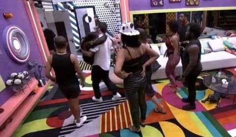 BBB22: Larissa, além de quebrar a cara por causa de Paulo André, quebrou o dedinho!