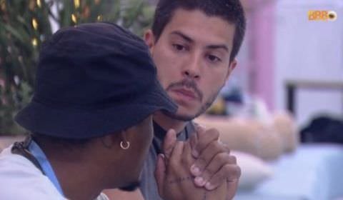 BBB22: PA descobre que Arthur foi alvo de fofoca de Jade e Laís; vídeo