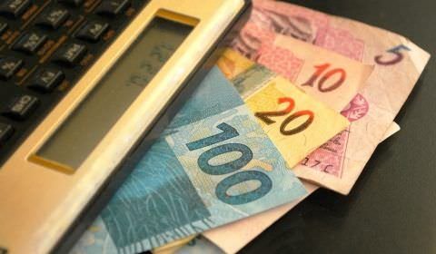 BC da Rússia eleva taxa básica de juros em 100 pontos-base, a 9,50% ao ano