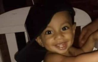 Bebê é morto queimado em ritual; pais são presos e seguiam ‘profeta’ de 12 anos