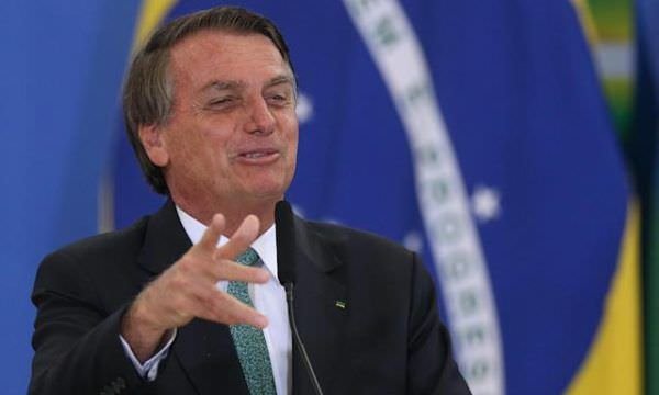 Bolsonaro apenas cumpre lei com reajuste a professores, diz ex-ministro