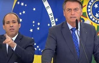 Bolsonaro assina portaria com reajuste de 33% para professores