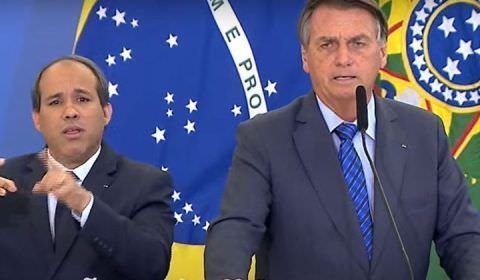 Bolsonaro assina portaria com reajuste de 33% para professores