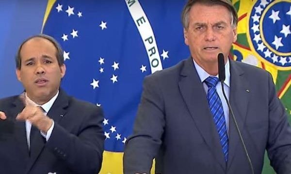 Bolsonaro assina portaria com reajuste de 33% para professores