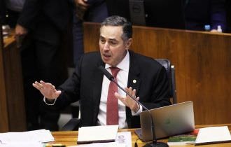 'Bolsonaro facilitou a vida das milícias digitais', acusa Barroso