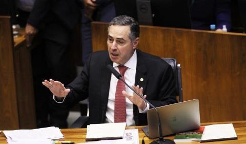 'Bolsonaro facilitou a vida das milícias digitais', acusa Barroso