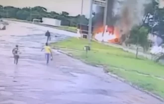 Vídeo. Dois morrem após carro capotar e explodir