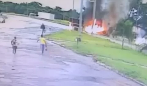 Vídeo. Dois morrem após carro capotar e explodir