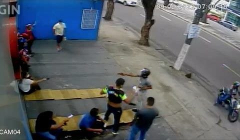 Câmera flagra arrastão em frente de clínica em Manaus