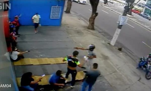 Câmera flagra arrastão em frente de clínica em Manaus