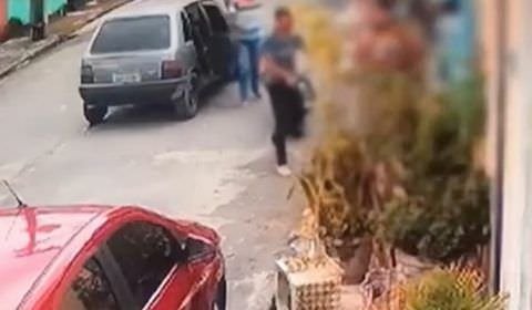 Casal armado rende moradores em frente de casa e leva celulares em Manaus; vídeo