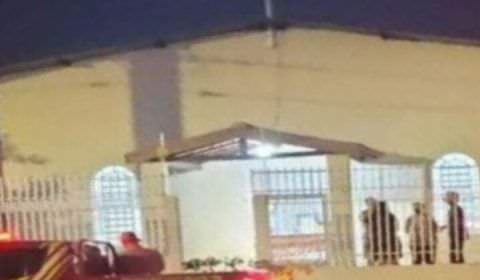 Chocante: na hora do culto, fiéis se assustam com o que vêem no teto da igreja; veja