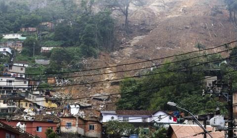 Com 117 mortos, Petrópolis volta a enfrentar chuvas e alagamentos