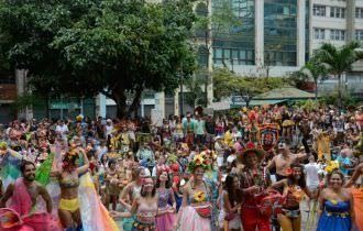 Com Ômicron e sem desfiles, Carnaval de 2022 movimentará 33% menos, diz CNC