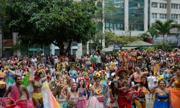 Com Ômicron e sem desfiles, Carnaval de 2022 movimentará 33% menos, diz CNC