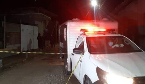 Corpo de motorista de app é jogado de carro preto no Jorge Teixeira; veja vídeo