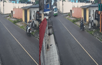 Criminosos apontam arma para estudante durante assalto em Manaus; veja vídeo