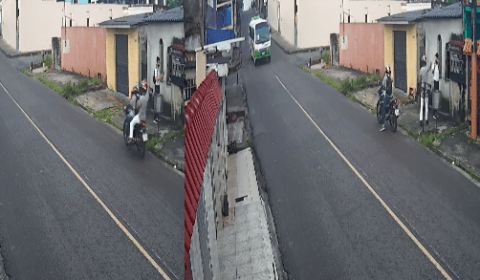 Criminosos apontam arma para estudante durante assalto em Manaus; veja vídeo