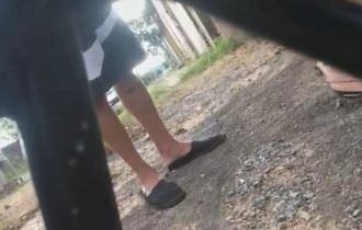 Durante confusão, mulher espoca boca de adolescente com tapão seguro e caso gera revolta; veja vídeo