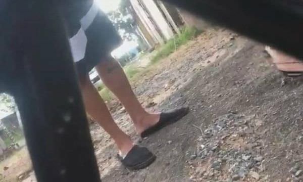 Durante confusão, mulher espoca boca de adolescente com tapão seguro e caso gera revolta; veja vídeo