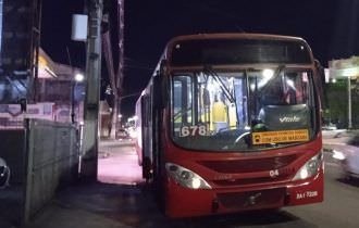 Em ônibus, homem enfia tesoura no braço de mulher em Manaus