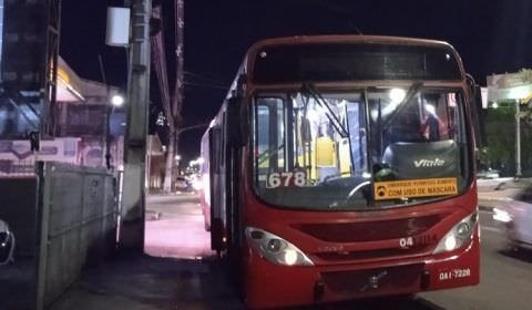 Em ônibus, homem enfia tesoura no braço de mulher em Manaus
