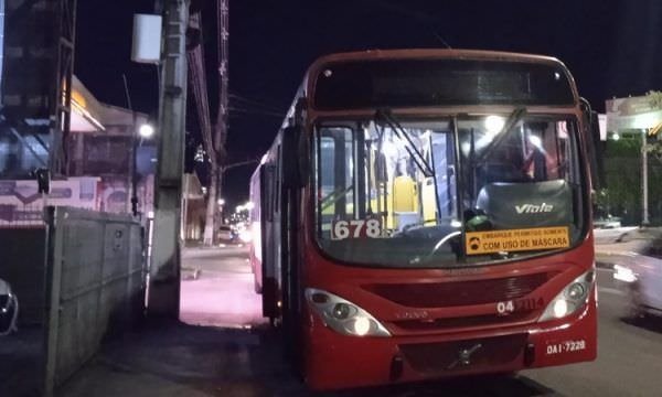 Em ônibus, homem enfia tesoura no braço de mulher em Manaus