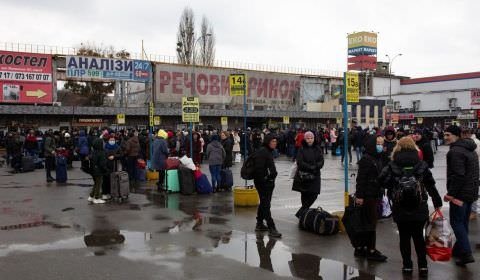 Embaixada do Brasil em Kiev anuncia trem para retirada de brasileiros